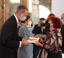Su Majestad el Rey entrega el Premio Nacional de Periodismo Cultural 2018 a Doña Ana Romaní