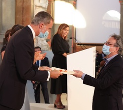 Su Majestad el Rey entrega el Premio Nacional de Artes Plásticas 2018 a Don Ángel Bados
