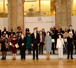 Fotografía de Grupo de los galardonados en los Premios Nacionales de Cultura 2018 junto a Sus Majestades los Reyes
