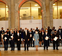 Fotografía de Grupo de los galardonados en los Premios Nacionales de Cultura 2019 junto a Sus Majestades los Reyes