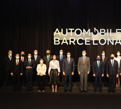 El Rey junto a las autoridades y responsables del Salón Internacional del Automóvil de Barcelona