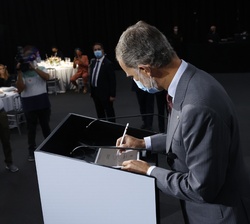 Firma de Su Majestad el Rey sobre un dispositivo digital declarando inaugurada la XLI edición del Salón Automobile Barcelona 2021