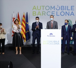 El Rey tras la firma declarando inaugurada la XLI edición del Salón Automobile Barcelona 2021