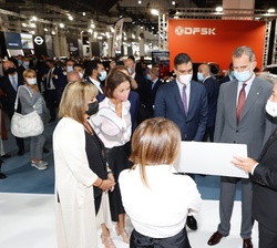 Don Felipe durante el recorrido por los stands expositores