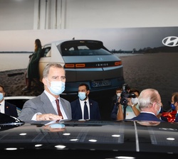 Don Felipe en el Salón Automobile Barcelona 2021