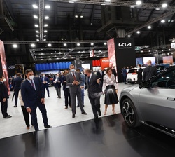 Visita del Su Majestad el Rey al Salón Automobile Barcelona 2021