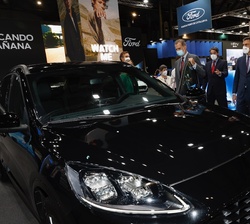 El Rey Don Felipe visita el Salón Automobile Barcelona 2021
