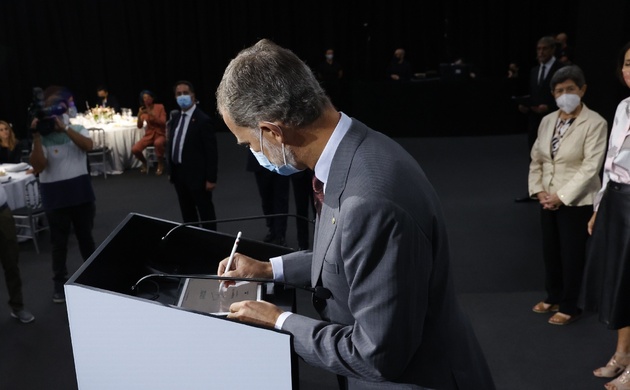 Firma de Su Majestad el Rey sobre un dispositivo digital declarando inaugurada la XLI edición del Salón Automobile Barcelona 2021
