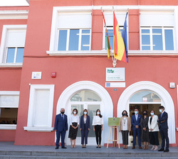 Doña Letizia ante una placa conmemorativa de su visita para la apertura del curso de Formación Profesional 2021/2022 junto a las autoridades que la ha