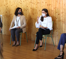 Doña Letizia durante la reunión con representantes del profesorado, empresarios y alumnos