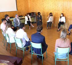 Vista general de Su Majestad la Reina durante la reunión con representantes del profesorado, empresarios y alumnos