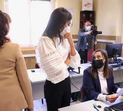 Doña Letizian conversa con una alumna en el aula de empresa durante su visita