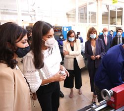 Un alumno del taller de soldadura está realizando una tarea durante la visita de Su Majestad la Reina