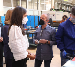 Doña Letizia durante su recorrido por el taller de soldadura en el que los alumnos están realizando distintos trabajos