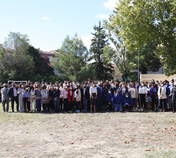 Fotografía de grupo de Su Majestad la Reina junto a los alumnos y profesores del centro