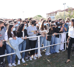 Doña Letizia saluda a los alumnos congregados en el patio