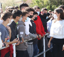 Doña Letizia conversan con los alumnos tras la fotografía de grupo