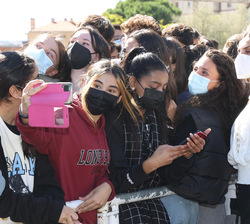 Los alumnos aprovechan la ocasión para realizarse fotografías con Su Majestad la Reina