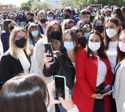 Los alumnos aprovechan la visita de Doña Letizia al centro para hacerse unos selfies en su presencia