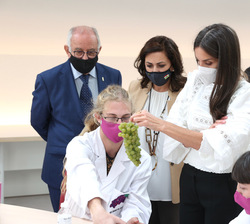 Su Majestad la Reina durante una práctica de cata de uvas en el Edificio María Díaz