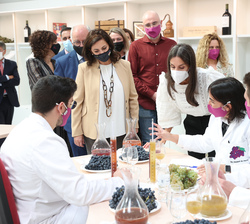 Doña Letizia durante su visita al Edificio María Díaz en el que los alumnos están realizando una práctica de cata de uvas