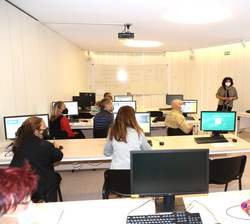 Su Majestad la Reina visita a los desempleados que están realizando un curso para obtener el certificado de profesionalidad
