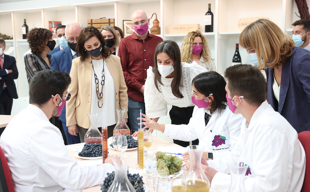 Doña Letizia durante su visita al Edificio María Díaz en el que los alumnos están realizando una práctica de cata de uvas