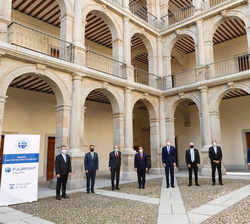 Fotografía de grupo de Don Felipe con las autoridades, dirección del Programa Fulbright y el premiado, Javier Solana
