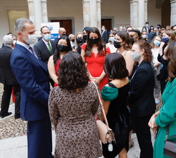 Su Majesatd el Rey durante su encuentro con jóvenes becados con el Programa Fulbright