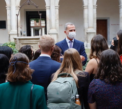 Su Majesatd el Rey durante su encuentro con jóvenes becados con el Programa Fulbright
