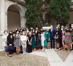 Fotografía de grupo de Su Majesatd el Rey con jóvenes becados con el Programa Fulbright