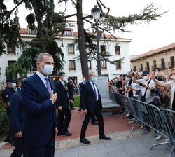 Su Majestad el Rey saluda a los vecinos de Alcalá de Henares a su salida del acto