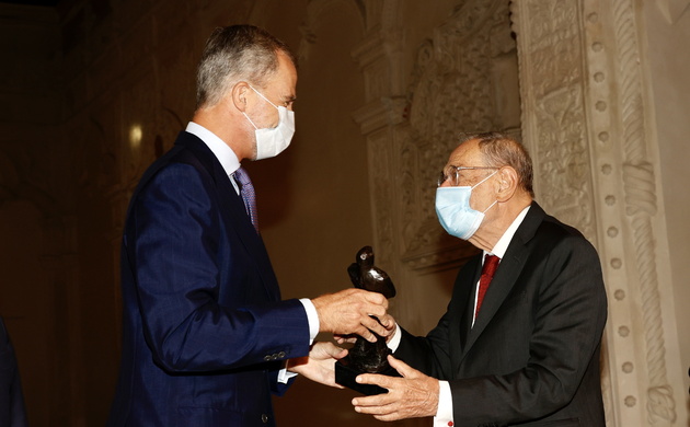 Su Majestad el Rey entrega el Premio a una Trayectoria Fulbright a Javier Solana