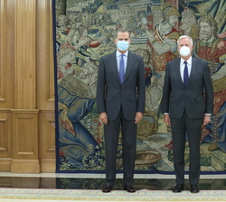 Don Felipe acompañado de Michel Barnier, ponente de la XV Lección Conmemorativa Carlos de Amberes 