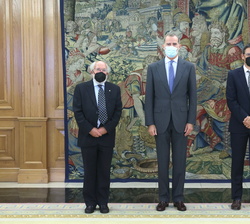Su Majestad el Rey acompañado de los premios Nobel de Fisica 2019, Michel Mayor y Didier Queloz