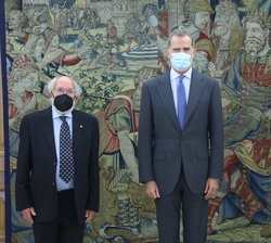 Don Felipe acompañado de los premios Nobel de Fisica 2019, Michel Mayor y Didier Queloz