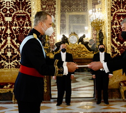 Su Majestad el Rey recibe la Carta Credencial de manos del embajador de la República de Azerbaiyán, Ramiz Hasanov