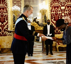Su Majestad el Rey recibe la Carta Credencial de manos de la embajadora de la República de Mozambique, Manuela Dos Santos Lucas