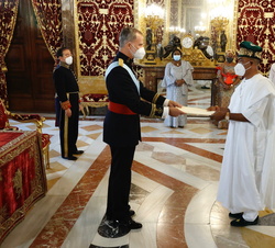 Su Majestad el Rey recibe la Carta Credencial de manos del embajador de la República Federal de Nigeria, Ademola Rasaq Seriki