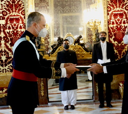 Su Majestad el Rey recibe la Carta Credencial de manos del embajador de la República Islámica de Pakistán, Shujjat Ali Rathore