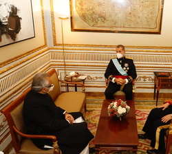 Don Felipe conversa con el embajador de la República Islámica de Pakistán, Shujjat Ali Rathore