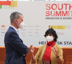El Rey con la ministra de Industria, Comercio y Turismo, Reyes Maroto, y con la presidenta y fundadora de Spain Start-up, María Benjumea