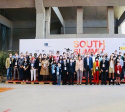 Don Felipe con los participantes en el “South Summit 2021”