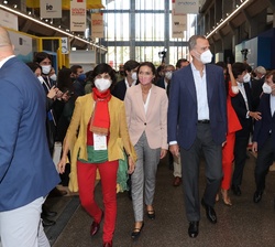 Don Felipe durante su visita a los stands