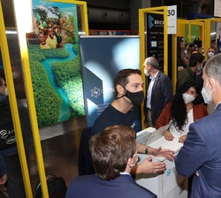 Don Felipe conversa con los participantes durante su recorrido por los stands