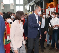 Don Felipe recibe el saludo de los asistentes durante su recorrido por los stands