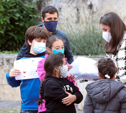 Doña Letizia observa los dibujos realizados por los alumnos del colegio local