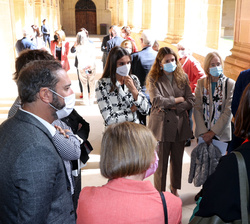 Su Majestad la Reina conversa con los asistentes al Seminario tras la finalización del acto