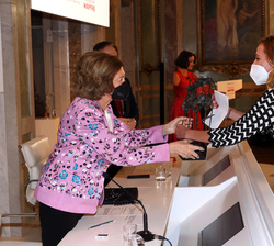 Su Majestad la Reina Doña Sofía entrega el Premio "Al mejor proyecto o iniciativa por su impacto social" a Doña Catalina Escobar Restrepo, f