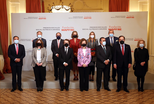 Fotografía de grupo con los premiados y autoridades